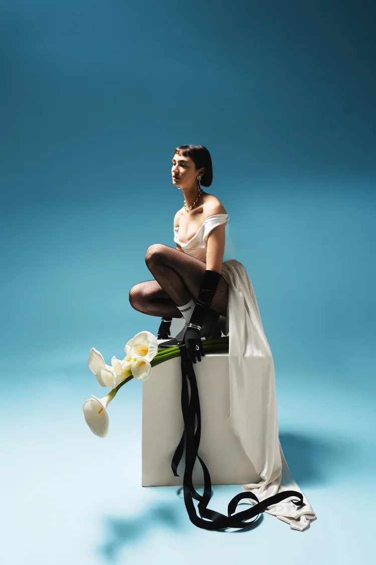 Editorial — Unbound fishnet calla lilies